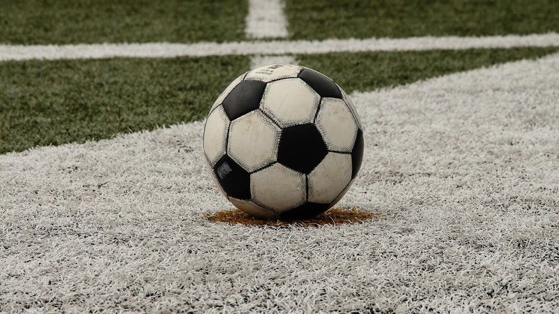 Bola de futebol junto à marca de canto