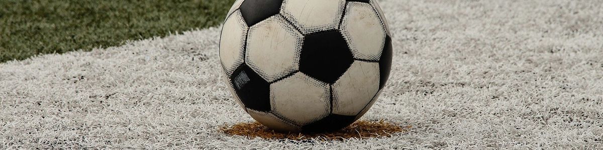 Bola de futebol junto à marca de canto