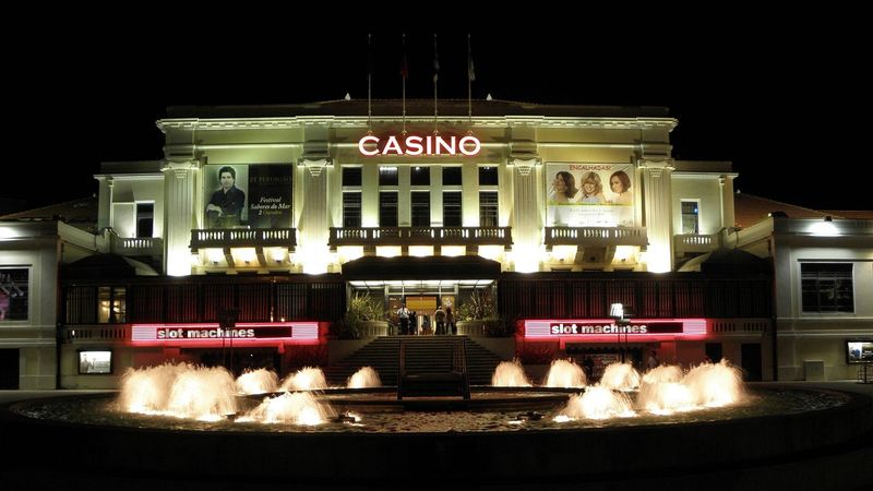 Fachada iluminada do Casino da Póvoa de Varzim