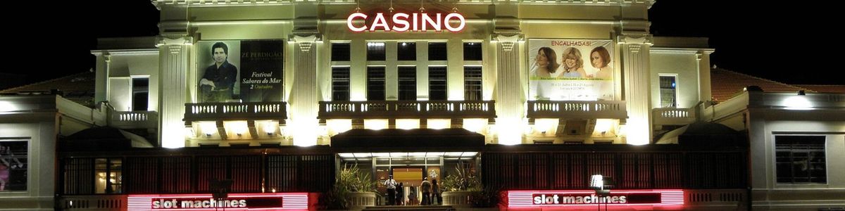 Fachada iluminada do Casino da Póvoa de Varzim