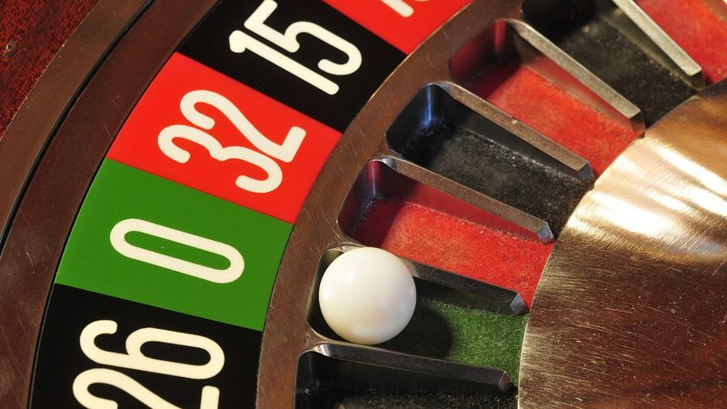 Pormenor de uma roleta de casino com a bola no zero