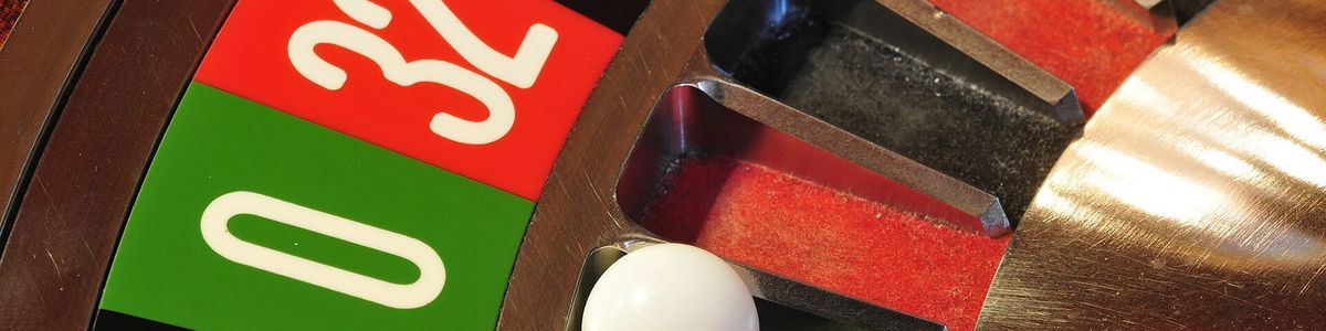 Pormenor de uma roleta de casino com a bola no zero