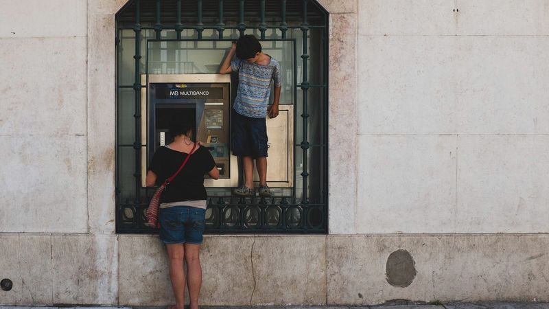 Caixa Multibanco numa rua portuguesa