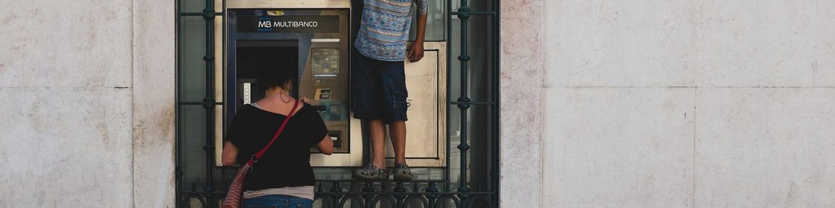 Caixa Multibanco numa rua portuguesa